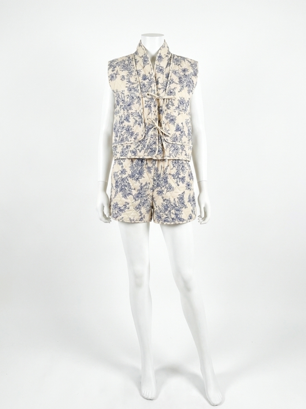 NEW ENTRO floral quilted vest in ecru blue